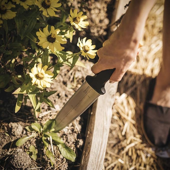 Fiskars Hori Hori Garden Knife with Sheath, Multi-Purpose Heavy Duty Gardening Hand Tool for Weeding, Planting, Digging with Hanging Hole
