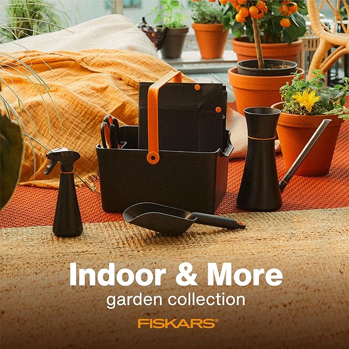 Fiskars Planting Soil Scoop and Brush Set Garden Tool for Indoor Gardening, Mess Control for Transplanting and Repotting, Made with Recycled Plastic